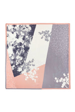 淡淡粉紅印花方型絲巾